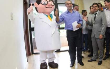 Governo apresenta mascote 'Dr. Saúde' e promete zerar fila de 18 mil