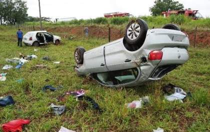 Carros vão parar em pasto após colisão em rodovia da região
