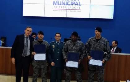Major Ênio, comandante da PM, recebe título