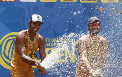 Pedro Solberg e Bruno Schmidt vencem etapa de vôlei de praia