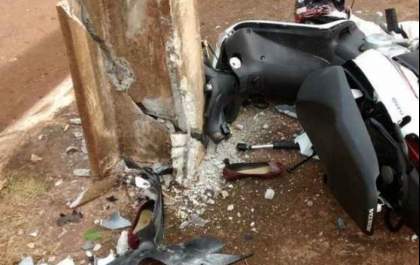 Mulher morre após colidir em poste de energia