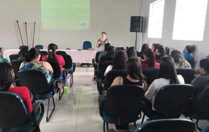 Estagiários são capacitados para trabalhar com alunos autistas
