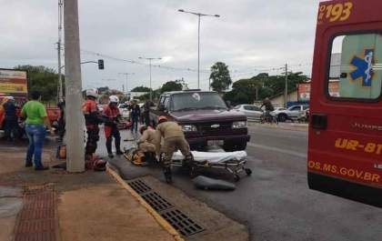 Homem tem perna amputada e motociclista foge após acidente