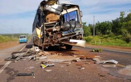 Ônibus com 17 crianças bate em carreta sentido distrito de Garcias