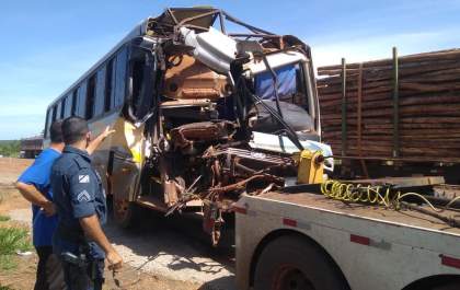Imagens do acidente entre ônibus escolar e carreta na BR-262&nbsp;