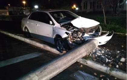 Jovem perde controle do carro e derruba poste de energia