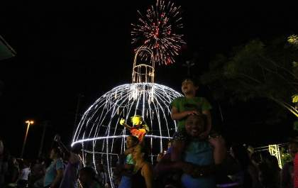 Decoração de Natal é inaugurada com aplausos da população