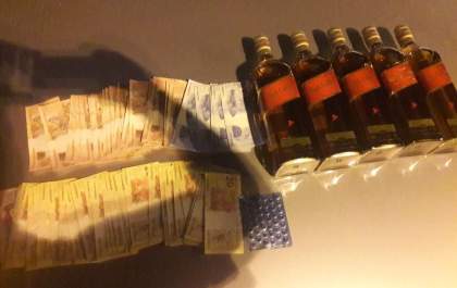 Polícia Militar apreende produtos contrabandeados e quase R$ 5 mil em notas falsas