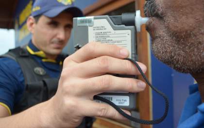 Quatro motoristas são flagrados na pista por fiscalização de bafômetro na região