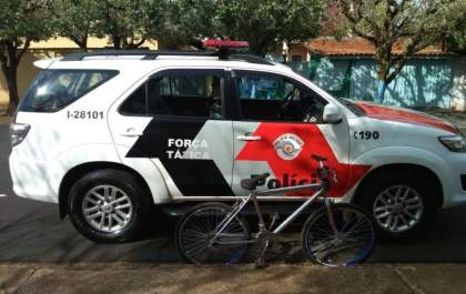 Policiais militares prendem dois por furtos de bike, apreendem garrucha e revólver