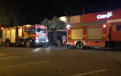 Incêndio destrói residência e parte de loja de telefonia