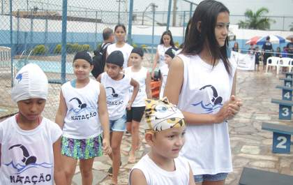 Festival de natação “Criança Feliz” é realizado em Andradina