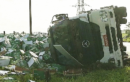 Caminhão carregado com caixas de papel sulfite tomba em rodovia