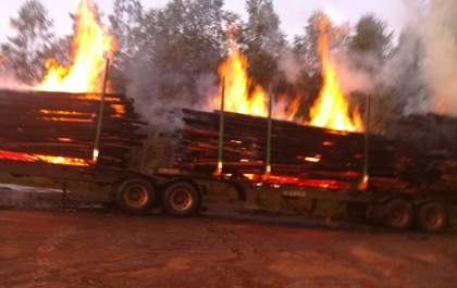 Incêndio toma conta de carreta que transportava eucaliptos