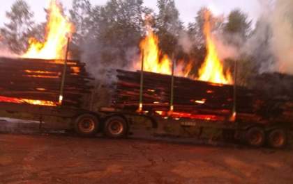 Incêndio toma conta de carreta que transportava eucaliptos