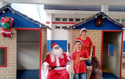 Papai Noel anônimo que faz a alegria das crianças três-lagoense
