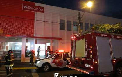 Fumaça em agência bancária assusta moradores e mobiliza a PM e Corpo de Bombeiros