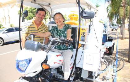 Tamiko recebe triciclo para pintura computadorizada de sinalização do trânsito