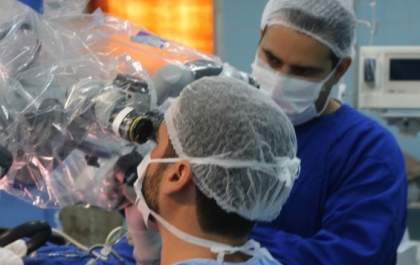 HA realiza neurocirurgia com microscópio de alta tecnologia