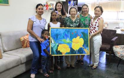 Tamiko recebe obra de arte realizada por aluna do Josepha