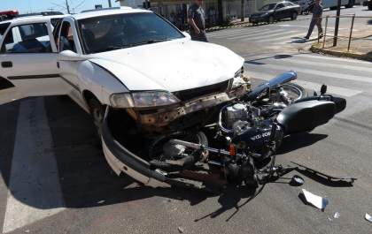 Mãe e filho ficam feridos em colisão de moto com carro que seguia na contramão de direção