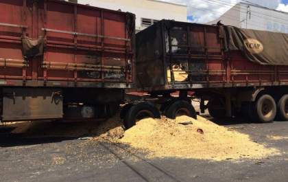 Carreta estacionada em rua é atingida por fogo