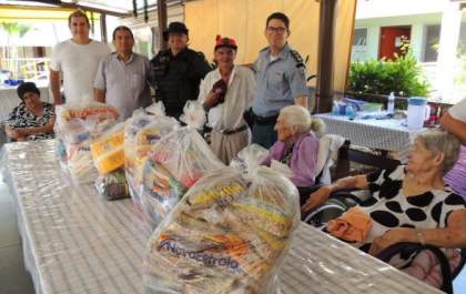 Polícia Militar entrega alimentos arrecadados ao lar dos idosos