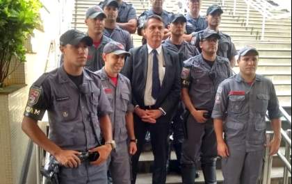 Bombeiro de Murutinga do Sul faz escolta do presidente Bolsonaro