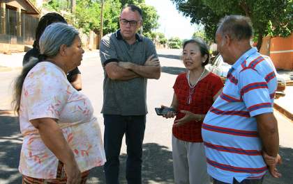 Tamiko acompanha com moradores pavimentação da rua Santa Catarina