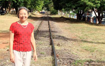 Tamiko acompanha limpeza de linha férrea