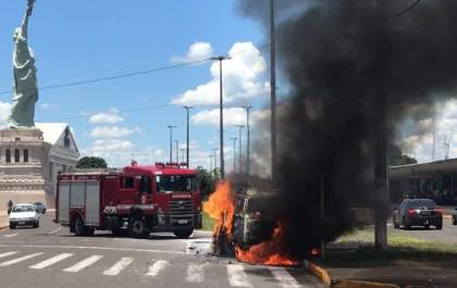 Veículo de prefeitura pega fogo em Avenida