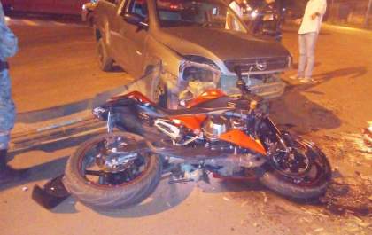 Mulher fica ferida após acidente entre carro e moto