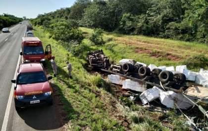 Carreta tomba próximo a Ponte do Rio Sucuriú