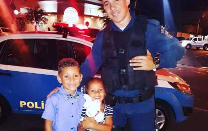 Menino pede de presente de Natal uma foto com policial militar