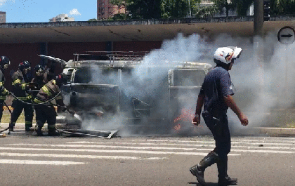 Após incêndio com perua, funcionário está em estado grave
