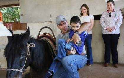 Equoterapia colabora para o desenvolvimento de crianças com necessidades especiais