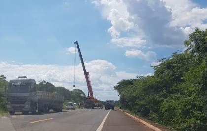 Operação com guindaste retira carreta tombada na BR-158