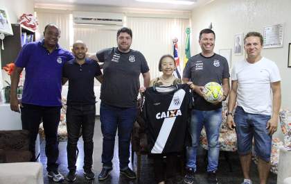 Tamiko apresenta bola oficial da Copa São Paulo Futebol Júnior e recepciona Ponte Preta