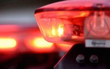Homem invade residência, fere mulher com facada e acaba morto por morador