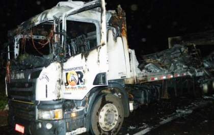 Veículo de carga animal pega fogo em Rodovia
