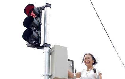 Tamiko acompanha instalação de novos semáforos