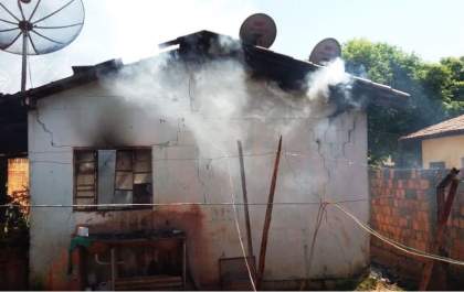 Após ter casa incendiada moradora pede ajuda para reconstrui-la