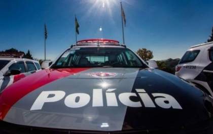 Jovem é ameaçado e roubado por travestis na região