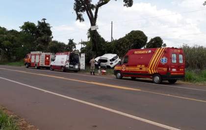 Carro perde controle e colide em árvore na BR-262