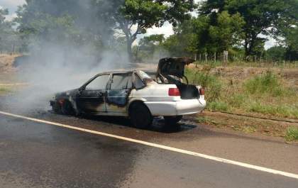 Carro pega fogo próximo à ponte do rio Sucuriu em Três Lagoas