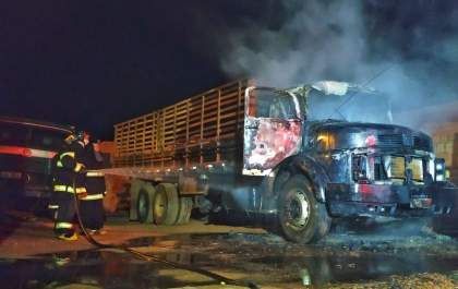 Bombeiros combatem incêndio em caminhão na Rafel de Haro