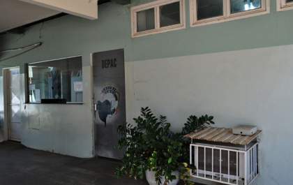Bandido coloca revólver na cabeça de mulher durante assalto