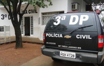 Mulher esfaqueia marido e homem alega que causa seria ciúme