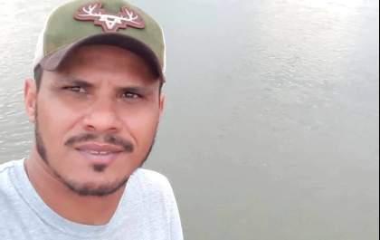 Pintor morre horas depois de colidir carro em pilastra na Rodovia da Integração
