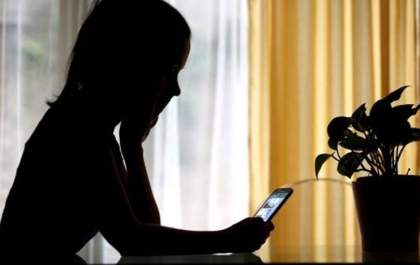 Mulher liga para esposa de homem casado e diz: “Cadê nosso marido